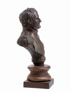 piccolo busto di Napoleone con base in legno  - Asta Militaria, Ordini cavallereschi, Napoleonica - Associazione Nazionale - Case d'Asta italiane