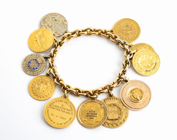 Bracciale con 11 medaglie in oro ed argento di gare automobilistiche, appartenuto alla Contessa Paola Della Chiesa  - Asta Gioielli, Orologi e Penne - Associazione Nazionale - Case d'Asta italiane