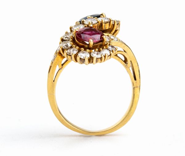 Anello contrariè in oro con zaffiro, rubino e diamanti  - Asta Gioielli, Orologi e Penne - Associazione Nazionale - Case d'Asta italiane