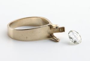 Diamante slegato e montatura per anello in oro  - Asta Gioielli, Orologi e Penne - Associazione Nazionale - Case d'Asta italiane