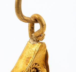 Orecchini pendenti in oro in stile archeologico  - Asta Gioielli, Orologi e Penne - Associazione Nazionale - Case d'Asta italiane