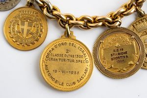 Bracciale con 11 medaglie in oro ed argento di gare automobilistiche, appartenuto alla Contessa Paola Della Chiesa  - Asta Gioielli, Orologi e Penne - Associazione Nazionale - Case d'Asta italiane