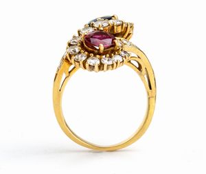 Anello contrariè in oro con zaffiro, rubino e diamanti  - Asta Gioielli, Orologi e Penne - Associazione Nazionale - Case d'Asta italiane