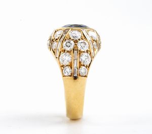 Anello in oro con zaffiro e diamanti  - Asta Gioielli, Orologi e Penne - Associazione Nazionale - Case d'Asta italiane