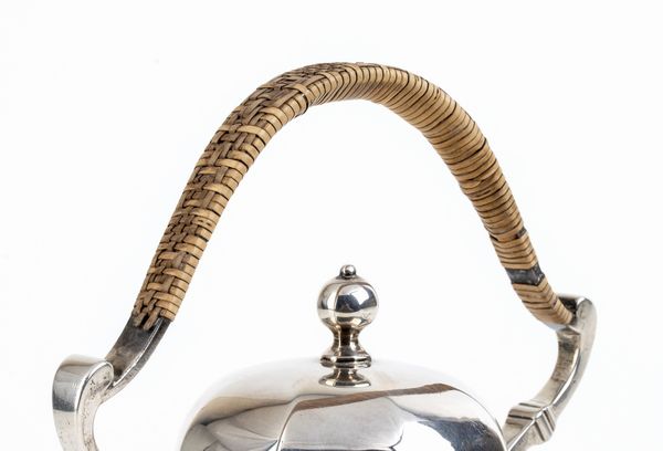 Tea kettle inglese in argento  - Asta Argenti, avori, coralli e altri oggetti d'arte provenienti da importanti collezioni private - Associazione Nazionale - Case d'Asta italiane