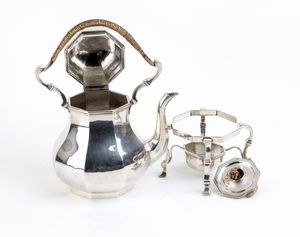 Tea kettle inglese in argento  - Asta Argenti, avori, coralli e altri oggetti d'arte provenienti da importanti collezioni private - Associazione Nazionale - Case d'Asta italiane