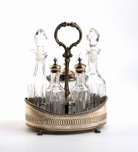 Fabbrica argenterie Etruria di Franceschina. Giachetti, Parigi & Santoni S.n.c. - Una cruet italiana in argento con cinque bottiglie in vetro molato