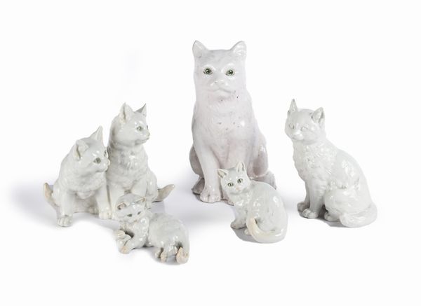 Sei figure di gatto in porcellana e ceramica bianca, manifattura Kunstabteilung, Germania, prima met del XX secolo  - Asta La Collezione Enrico e Antonello Falqui. Di padre in figlio una vita nell'arte. - Associazione Nazionale - Case d'Asta italiane