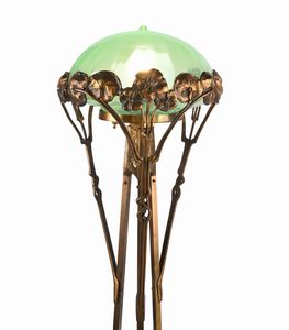 Lampada da terra Jugendstil in bronzo e ottone, Austria, inizi del XX secolo  - Asta La Collezione Enrico e Antonello Falqui. Di padre in figlio una vita nell'arte. - Associazione Nazionale - Case d'Asta italiane