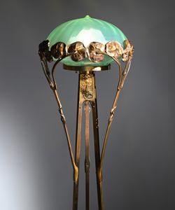 Lampada da terra Jugendstil in bronzo e ottone, Austria, inizi del XX secolo  - Asta La Collezione Enrico e Antonello Falqui. Di padre in figlio una vita nell'arte. - Associazione Nazionale - Case d'Asta italiane