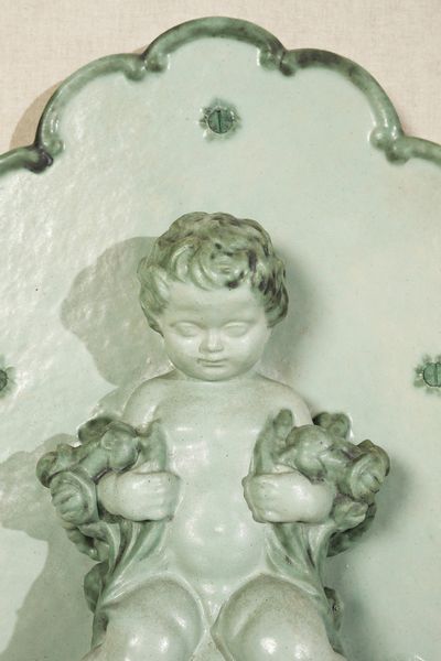 PRUTSCHER OTTO (1880 - 1949) : Fontana a muro decorata con putto a tutto tondo e con motivi floreali e uccellini a rilievo, esecuzione manifattura Wienerberger Keramik, Austria  - Asta Asta 455 | DESIGN E ARTI DECORATIVE DEL NOVECENTO Tradizionale - Associazione Nazionale - Case d'Asta italiane