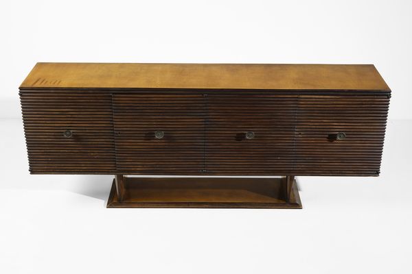 PONTI GIO (1891 - 1979) : Credenza a quattro ante con fronte grissinato  - Asta Asta 455 | DESIGN E ARTI DECORATIVE DEL NOVECENTO Tradizionale - Associazione Nazionale - Case d'Asta italiane