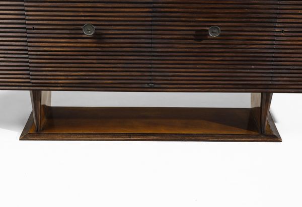 PONTI GIO (1891 - 1979) : Credenza a quattro ante con fronte grissinato  - Asta Asta 455 | DESIGN E ARTI DECORATIVE DEL NOVECENTO Tradizionale - Associazione Nazionale - Case d'Asta italiane