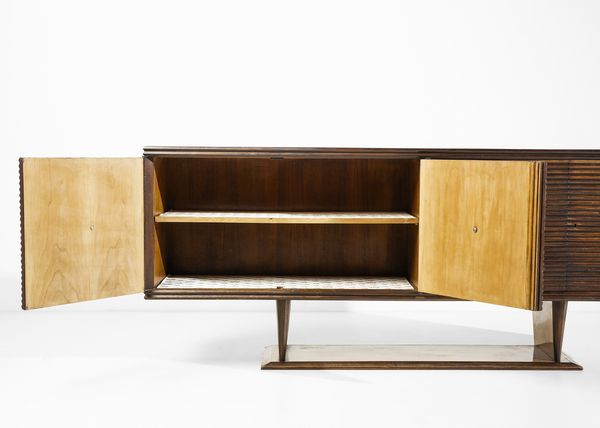 PONTI GIO (1891 - 1979) : Credenza a quattro ante con fronte grissinato  - Asta Asta 455 | DESIGN E ARTI DECORATIVE DEL NOVECENTO Tradizionale - Associazione Nazionale - Case d'Asta italiane