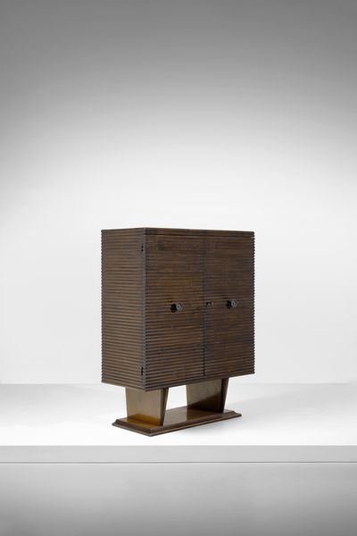 PONTI GIO (1891 - 1979) : Piccola credenza a due ante con fronte grissinato e interno illuminato  - Asta Asta 455 | DESIGN E ARTI DECORATIVE DEL NOVECENTO Tradizionale - Associazione Nazionale - Case d'Asta italiane