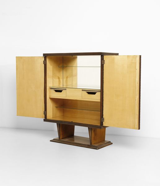 PONTI GIO (1891 - 1979) : Piccola credenza a due ante con fronte grissinato e interno illuminato  - Asta Asta 455 | DESIGN E ARTI DECORATIVE DEL NOVECENTO Tradizionale - Associazione Nazionale - Case d'Asta italiane