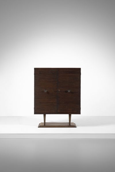 PONTI GIO (1891 - 1979) : Piccola credenza a due ante con fronte grissinato e interno illuminato  - Asta Asta 455 | DESIGN E ARTI DECORATIVE DEL NOVECENTO Tradizionale - Associazione Nazionale - Case d'Asta italiane