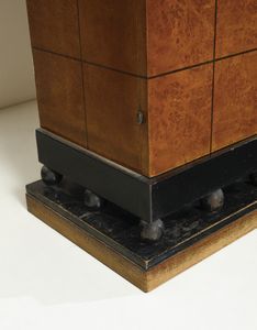 BORSANI GAETANO (1886 - 1955) : Controcredenza a due ante, vetrinetta e due cassetti con alzata a specchio per Atelier di Varedo  - Asta Asta 455 | DESIGN E ARTI DECORATIVE DEL NOVECENTO Tradizionale - Associazione Nazionale - Case d'Asta italiane