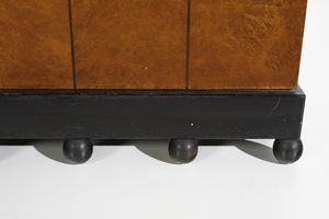 BORSANI GAETANO (1886 - 1955) : Credenza a due ante, vetrina e cassetto per Atelier di Varedo  - Asta Asta 455 | DESIGN E ARTI DECORATIVE DEL NOVECENTO Tradizionale - Associazione Nazionale - Case d'Asta italiane