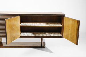 PONTI GIO (1891 - 1979) : Credenza a quattro ante con fronte grissinato  - Asta Asta 455 | DESIGN E ARTI DECORATIVE DEL NOVECENTO Tradizionale - Associazione Nazionale - Case d'Asta italiane