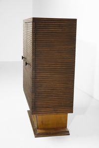 PONTI GIO (1891 - 1979) : Piccola credenza a due ante con fronte grissinato e interno illuminato  - Asta Asta 455 | DESIGN E ARTI DECORATIVE DEL NOVECENTO Tradizionale - Associazione Nazionale - Case d'Asta italiane