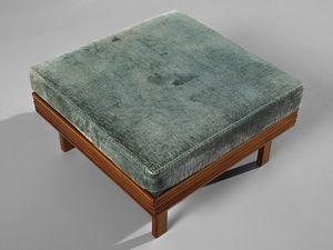 DARDI COSTANTINO (1936 - 1991) : attribuito. Divano a quattro posti con penisola unito a due pouf per Mobilificio Olivieri, Italia  - Asta Asta 455 | DESIGN E ARTI DECORATIVE DEL NOVECENTO Tradizionale - Associazione Nazionale - Case d'Asta italiane