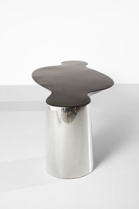 ARAD RON (n. 1951) : Two Legs And A Table prodotto da Ron Arad Studio presso Marzorati Rochetti, Cant  - Asta Asta 455 | DESIGN E ARTI DECORATIVE DEL NOVECENTO Tradizionale - Associazione Nazionale - Case d'Asta italiane