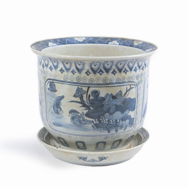 Vaso di gusto orientale in porcellana bianca e blu con piatto sottovaso  - Asta La Collezione Enrico e Antonello Falqui. Di padre in figlio una vita nell'arte. - Associazione Nazionale - Case d'Asta italiane