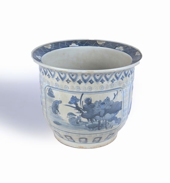 Vaso di gusto orientale in porcellana bianca e blu con piatto sottovaso  - Asta La Collezione Enrico e Antonello Falqui. Di padre in figlio una vita nell'arte. - Associazione Nazionale - Case d'Asta italiane