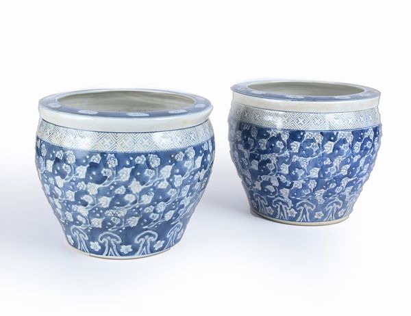 Coppia di cache pots in ceramica bianca e blu  - Asta La Collezione Enrico e Antonello Falqui. Di padre in figlio una vita nell'arte. - Associazione Nazionale - Case d'Asta italiane