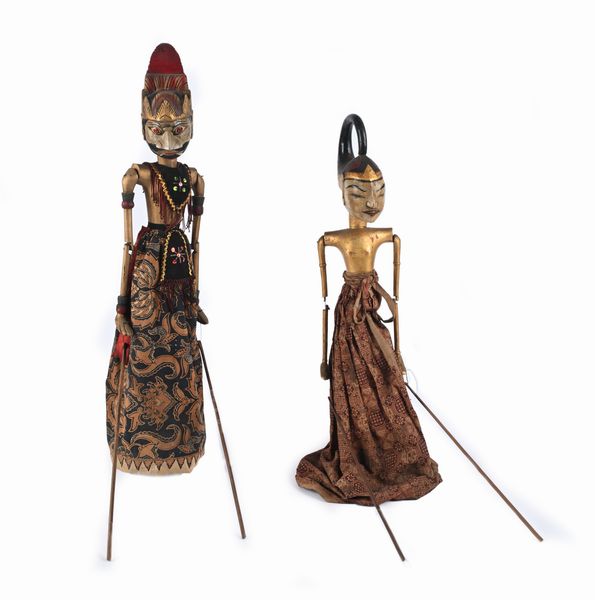 Due burattini sundanesi del teatro Wayang Golek, Giava occidentale, Indonesia, fine XIX/inizi XX secolo  - Asta La Collezione Enrico e Antonello Falqui. Di padre in figlio una vita nell'arte. - Associazione Nazionale - Case d'Asta italiane