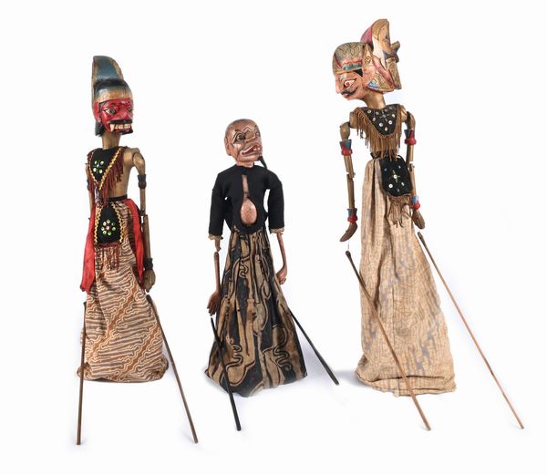 Tre burattini sundanesi del teatro Wayang Golek, Giava occidentale, Indonesia, fine XIX/inizi XX secolo  - Asta La Collezione Enrico e Antonello Falqui. Di padre in figlio una vita nell'arte. - Associazione Nazionale - Case d'Asta italiane