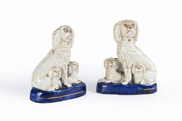 Coppia di gruppi in ceramica con cane barboncino e cuccioli, Staffordshire, Inghilterra, XIX secolo  - Asta La Collezione Enrico e Antonello Falqui. Di padre in figlio una vita nell'arte. - Associazione Nazionale - Case d'Asta italiane