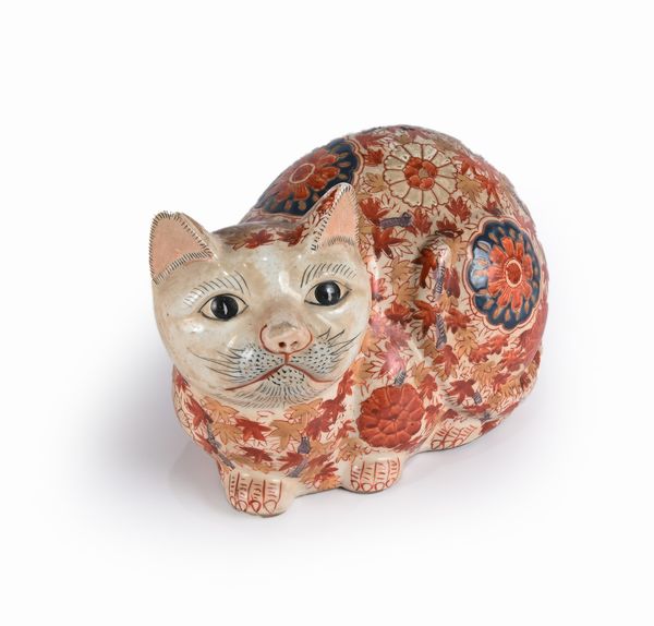 Gatto in porcellana decorata nei toni dell'Imari, Giappone  - Asta La Collezione Enrico e Antonello Falqui. Di padre in figlio una vita nell'arte. - Associazione Nazionale - Case d'Asta italiane