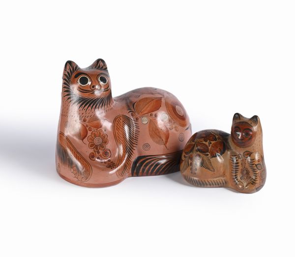 Due figure di gatto accucciato in ceramica di Tonala, arte popolare messicana  - Asta La Collezione Enrico e Antonello Falqui. Di padre in figlio una vita nell'arte. - Associazione Nazionale - Case d'Asta italiane