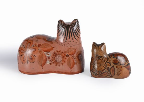 Due figure di gatto accucciato in ceramica di Tonala, arte popolare messicana  - Asta La Collezione Enrico e Antonello Falqui. Di padre in figlio una vita nell'arte. - Associazione Nazionale - Case d'Asta italiane