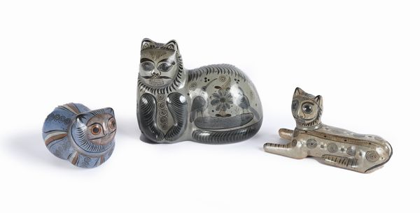 Tre figure di gatto accucciato in ceramica di Tonala, arte popolare messicana  - Asta La Collezione Enrico e Antonello Falqui. Di padre in figlio una vita nell'arte. - Associazione Nazionale - Case d'Asta italiane