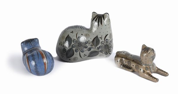 Tre figure di gatto accucciato in ceramica di Tonala, arte popolare messicana  - Asta La Collezione Enrico e Antonello Falqui. Di padre in figlio una vita nell'arte. - Associazione Nazionale - Case d'Asta italiane