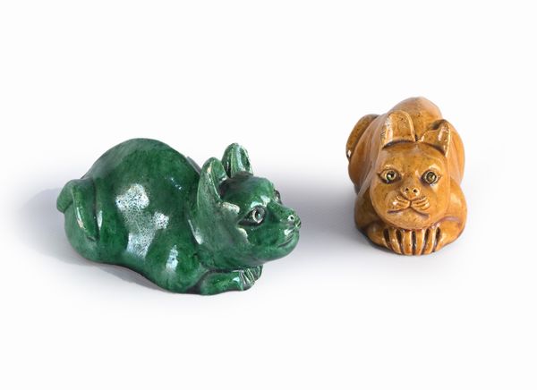 Due gatti accovacciati in ceramica verde e arancio, produzione artigianale  - Asta La Collezione Enrico e Antonello Falqui. Di padre in figlio una vita nell'arte. - Associazione Nazionale - Case d'Asta italiane