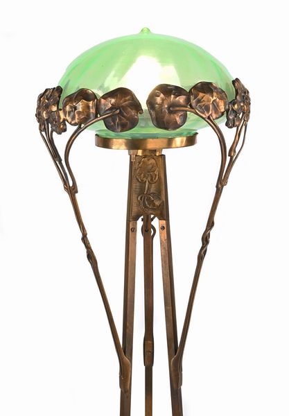 Lampada da terra Jugendstil in bronzo e ottone, Austria, inizi del XX secolo  - Asta La Collezione Enrico e Antonello Falqui. Di padre in figlio una vita nell'arte. - Associazione Nazionale - Case d'Asta italiane