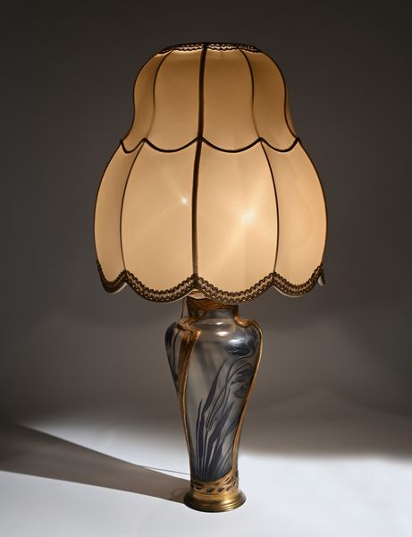 Lampada Art Nouveau in vetro cammeo e metallo ramato, Val Saint Lambert & Orivit, Colonia, Germania, primi Novecento  - Asta La Collezione Enrico e Antonello Falqui. Di padre in figlio una vita nell'arte. - Associazione Nazionale - Case d'Asta italiane