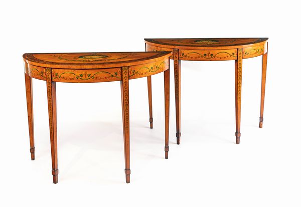 Coppia di consoles a mezza luna in satinwood, Regno Unito, Edoardo VII (1901 - 1910)  - Asta La Collezione Enrico e Antonello Falqui. Di padre in figlio una vita nell'arte. - Associazione Nazionale - Case d'Asta italiane