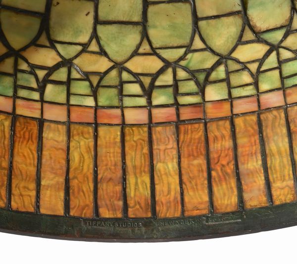 Tiffany Studios New York : Lampada da terra Curtain Border  - Asta La Collezione Enrico e Antonello Falqui. Di padre in figlio una vita nell'arte. - Associazione Nazionale - Case d'Asta italiane