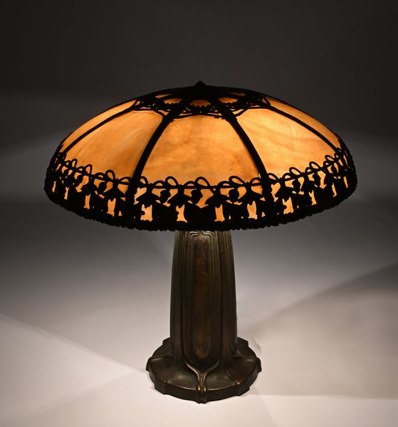 Lampada in fusione di metallo con diffusore in pasta vitrea gialla, Arts and Crafts, probabilmente Bradley & Hubbard Manufactory, Stati Uniti, inizi del Novecento  - Asta La Collezione Enrico e Antonello Falqui. Di padre in figlio una vita nell'arte. - Associazione Nazionale - Case d'Asta italiane