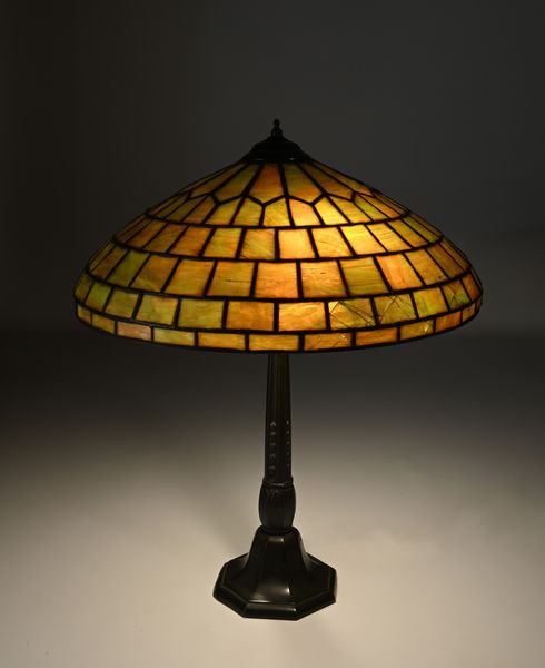 Lampada da tavolo in bronzo e vetro giallo piombato, attribuibile alla Duffner & Kimberly Co. New York, primi anni del Novecento  - Asta La Collezione Enrico e Antonello Falqui. Di padre in figlio una vita nell'arte. - Associazione Nazionale - Case d'Asta italiane