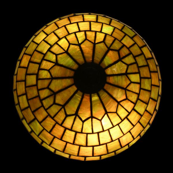 Lampada da tavolo in bronzo e vetro giallo piombato, attribuibile alla Duffner & Kimberly Co. New York, primi anni del Novecento  - Asta La Collezione Enrico e Antonello Falqui. Di padre in figlio una vita nell'arte. - Associazione Nazionale - Case d'Asta italiane