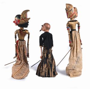 Tre burattini sundanesi del teatro Wayang Golek, Giava occidentale, Indonesia, fine XIX/inizi XX secolo  - Asta La Collezione Enrico e Antonello Falqui. Di padre in figlio una vita nell'arte. - Associazione Nazionale - Case d'Asta italiane