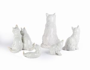 Sei figure di gatto in porcellana e ceramica bianca, manifattura Kunstabteilung, Germania, prima met del XX secolo  - Asta La Collezione Enrico e Antonello Falqui. Di padre in figlio una vita nell'arte. - Associazione Nazionale - Case d'Asta italiane