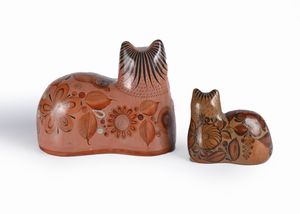 Due figure di gatto accucciato in ceramica di Tonala, arte popolare messicana  - Asta La Collezione Enrico e Antonello Falqui. Di padre in figlio una vita nell'arte. - Associazione Nazionale - Case d'Asta italiane