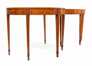 Coppia di consoles a mezza luna in satinwood, Regno Unito, Edoardo VII (1901 - 1910)  - Asta La Collezione Enrico e Antonello Falqui. Di padre in figlio una vita nell'arte. - Associazione Nazionale - Case d'Asta italiane